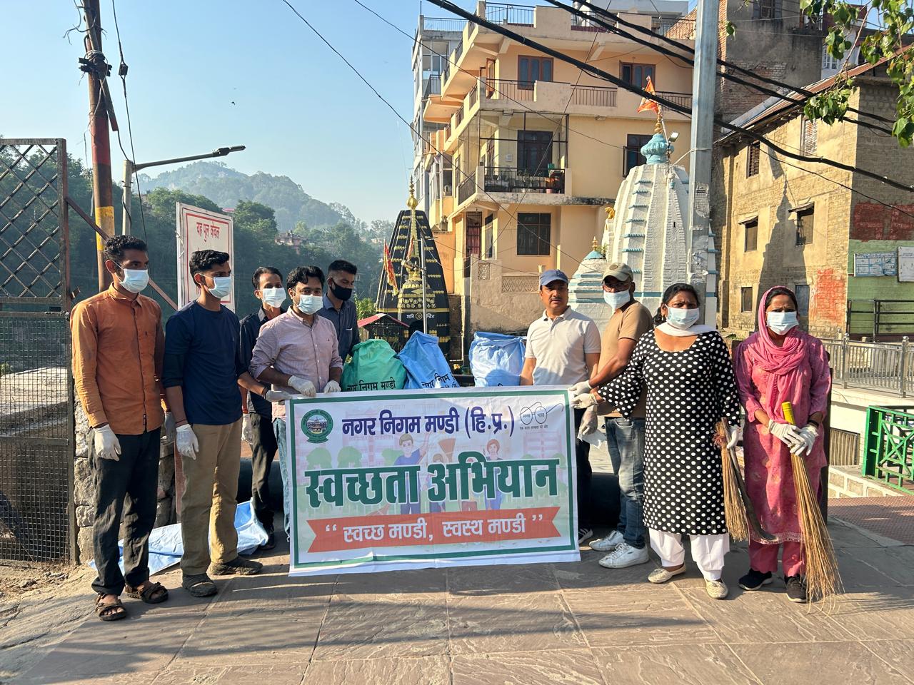 Today, a cleanliness campaign was conducted by Municipal Corporation Mandi and district administration